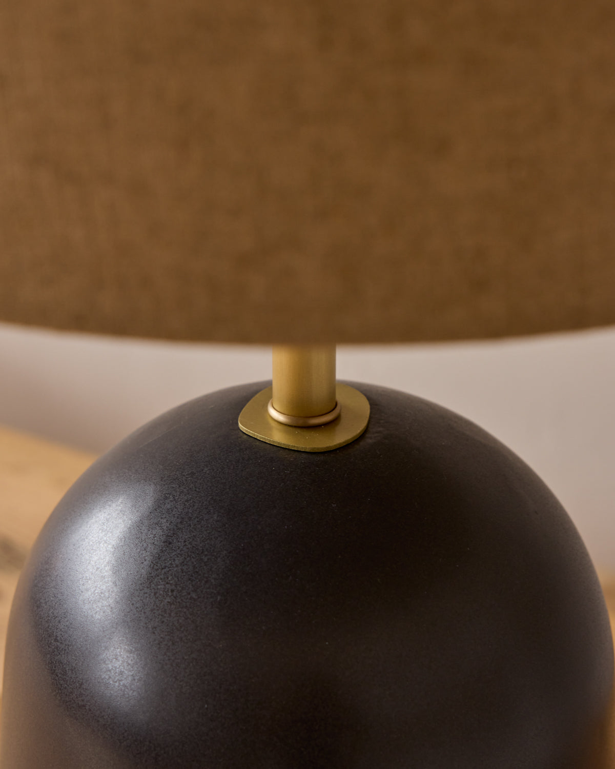#ceramic-finish_ebony ceramic #shade-color_flax linen