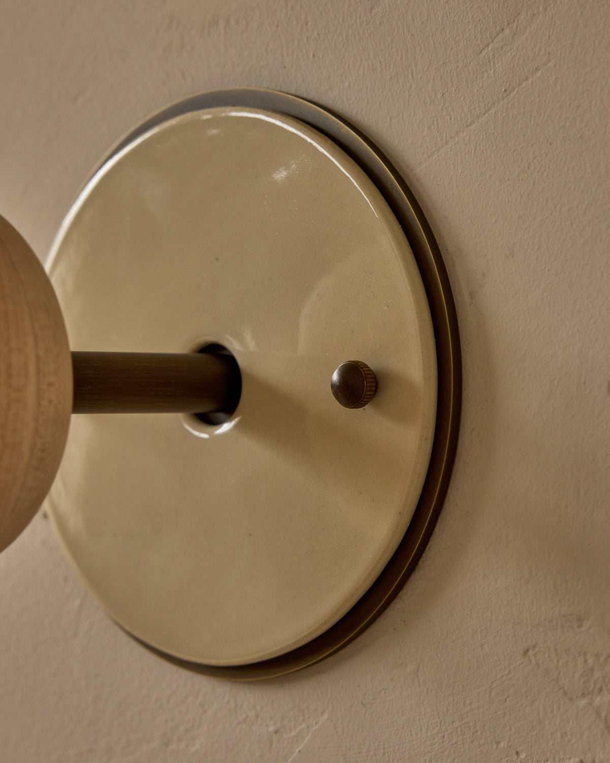 #ceramic-finish_cream #metal-finish_antique brass #wood-finish_clear maple