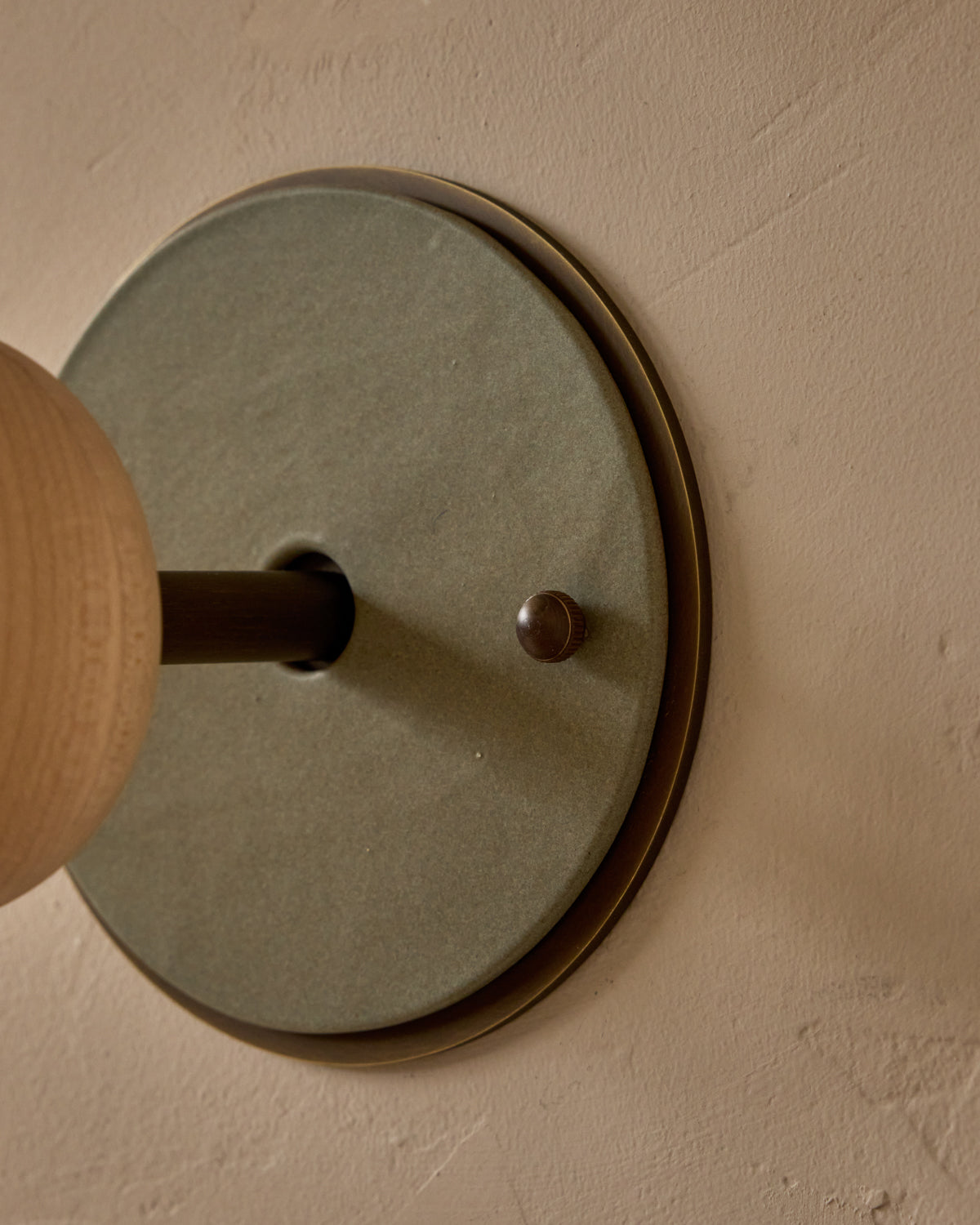 #ceramic-finish_olivine #metal-finish_antique brass #wood-finish_clear maple
