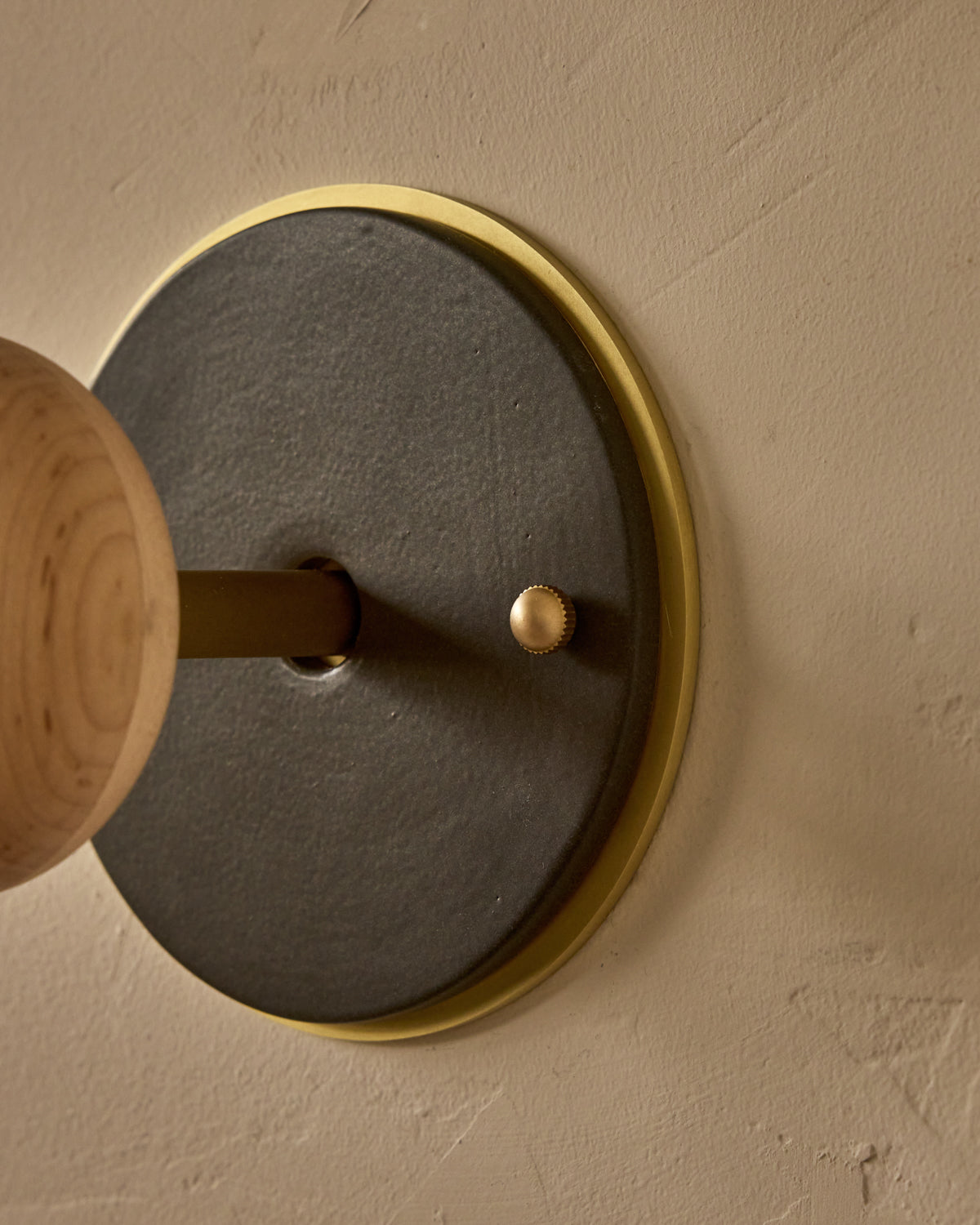 #ceramic-finish_almost black #metal-finish_satin brass #wood-finish_clear maple