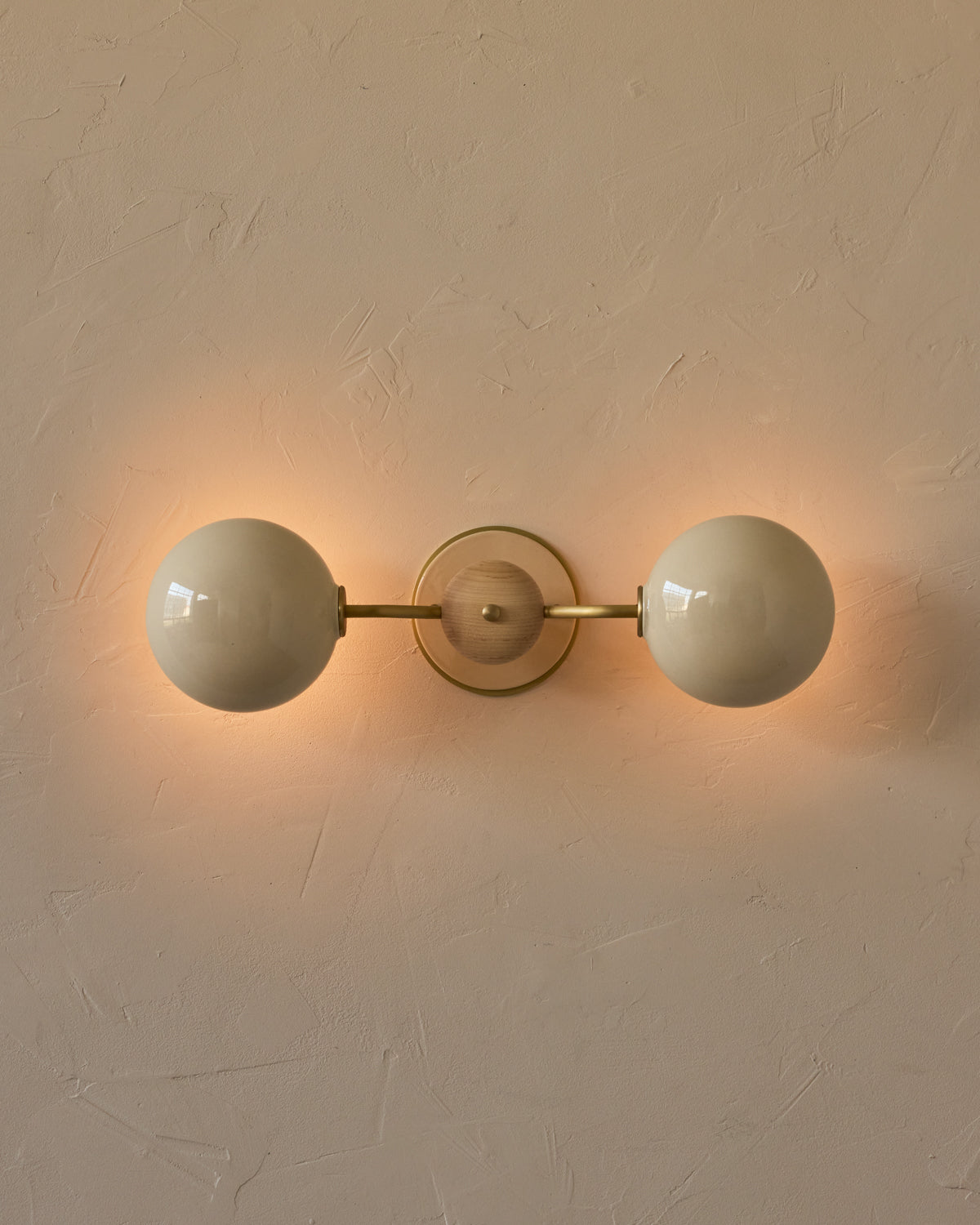 #ceramic-finish_cream #metal-finish_satin brass #wood-finish_clear maple