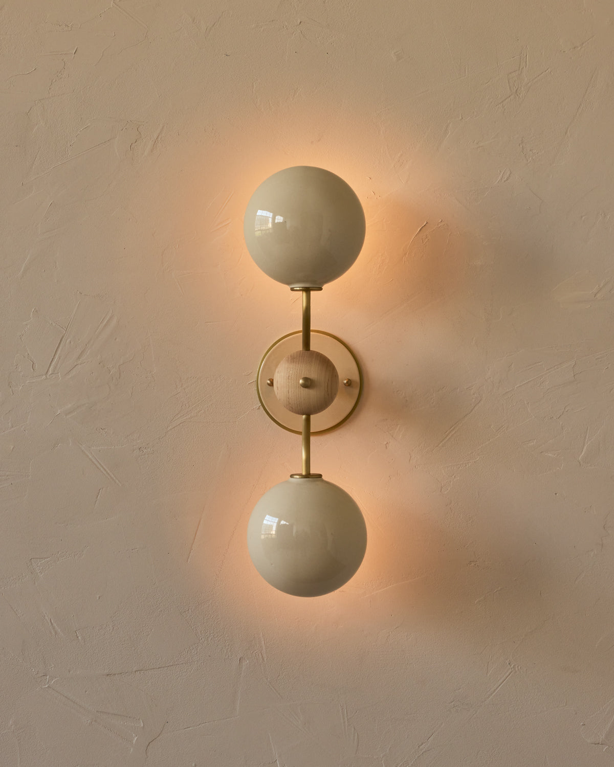 #ceramic-finish_cream #metal-finish_satin brass #wood-finish_clear maple