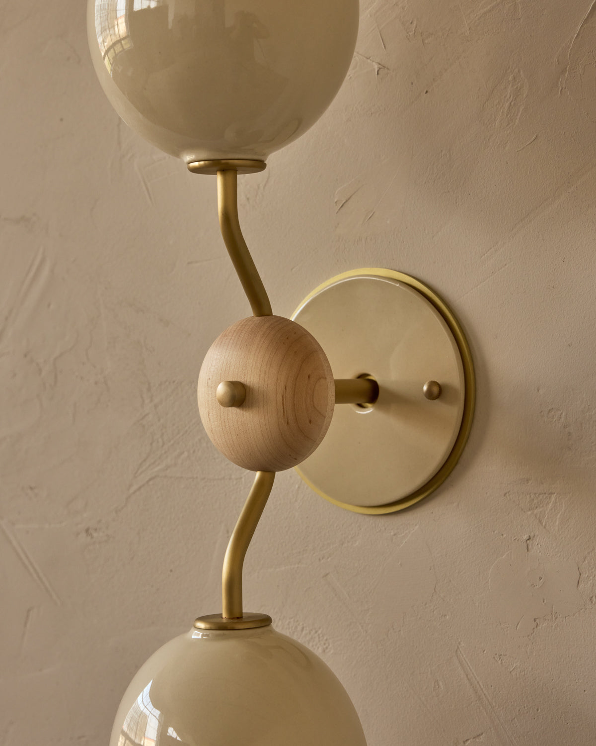 #ceramic-finish_cream #metal-finish_satin brass #wood-finish_clear maple