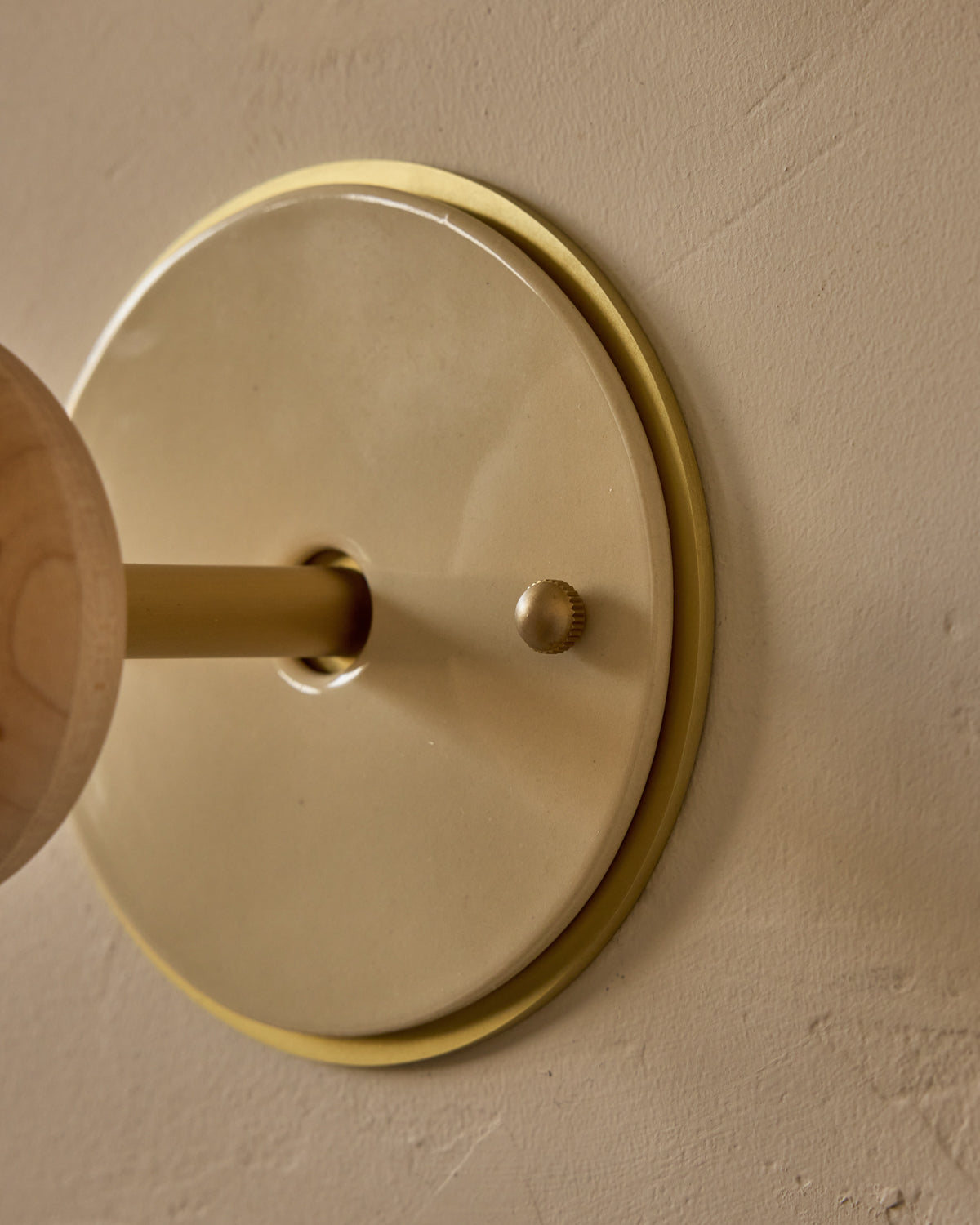 #ceramic-finish_cream #metal-finish_satin brass #wood-finish_clear maple