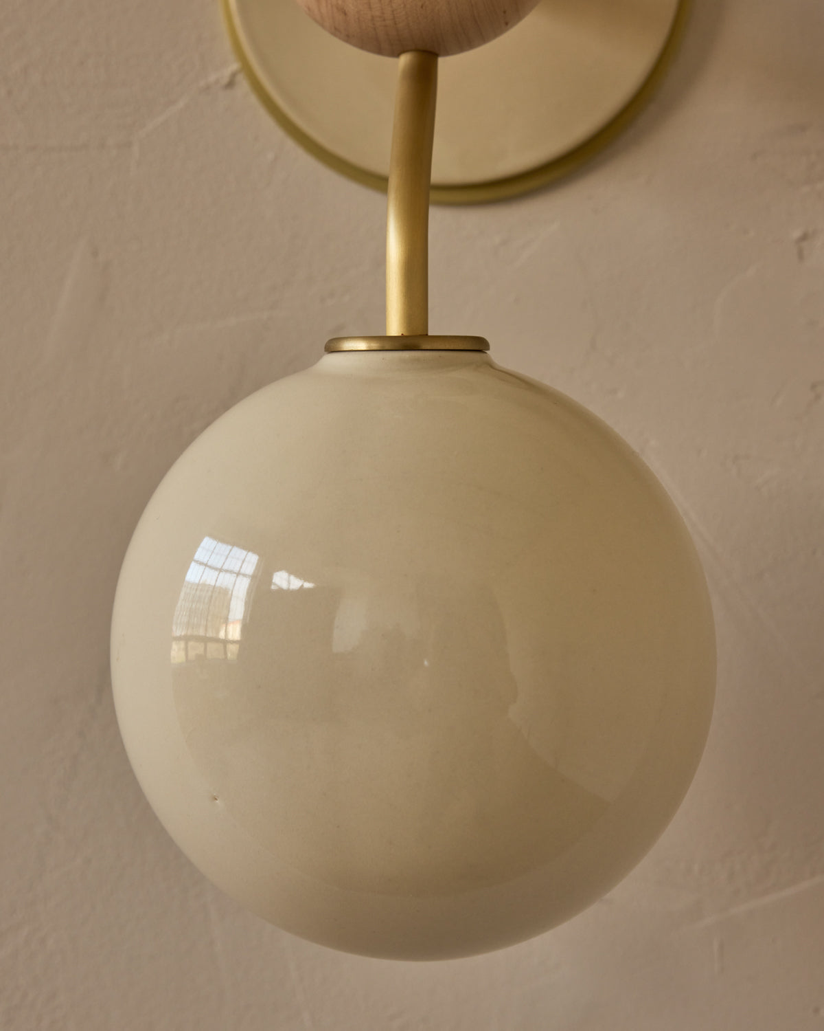 #ceramic-finish_cream #metal-finish_satin brass #wood-finish_clear maple