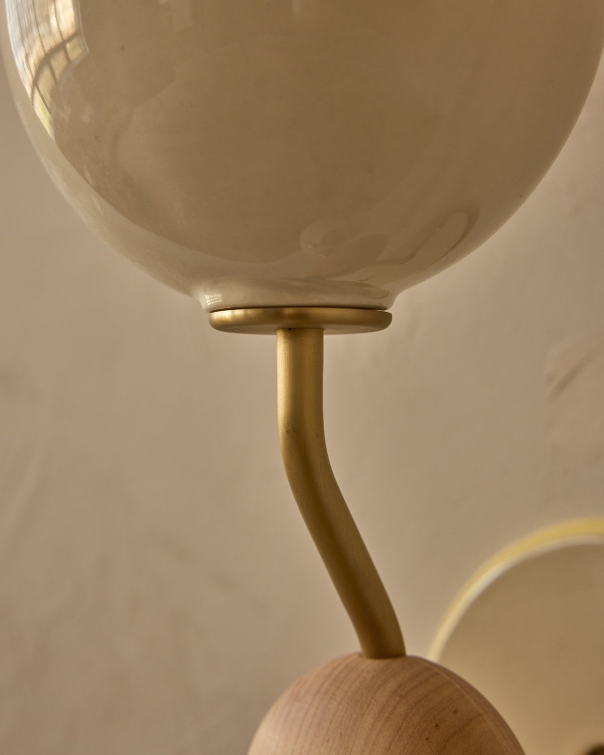 #ceramic-finish_cream #metal-finish_satin brass #wood-finish_clear maple