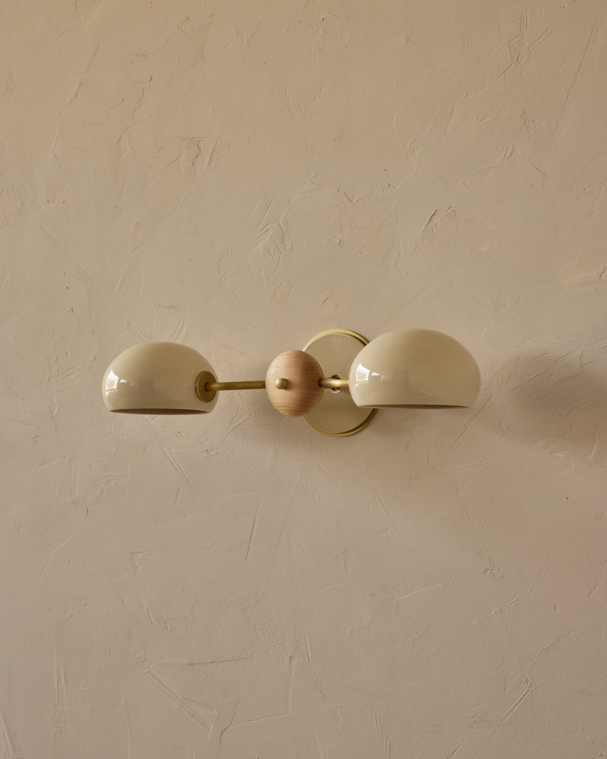 #ceramic-finish_cream #metal-finish_satin brass #wood-finish_clear maple