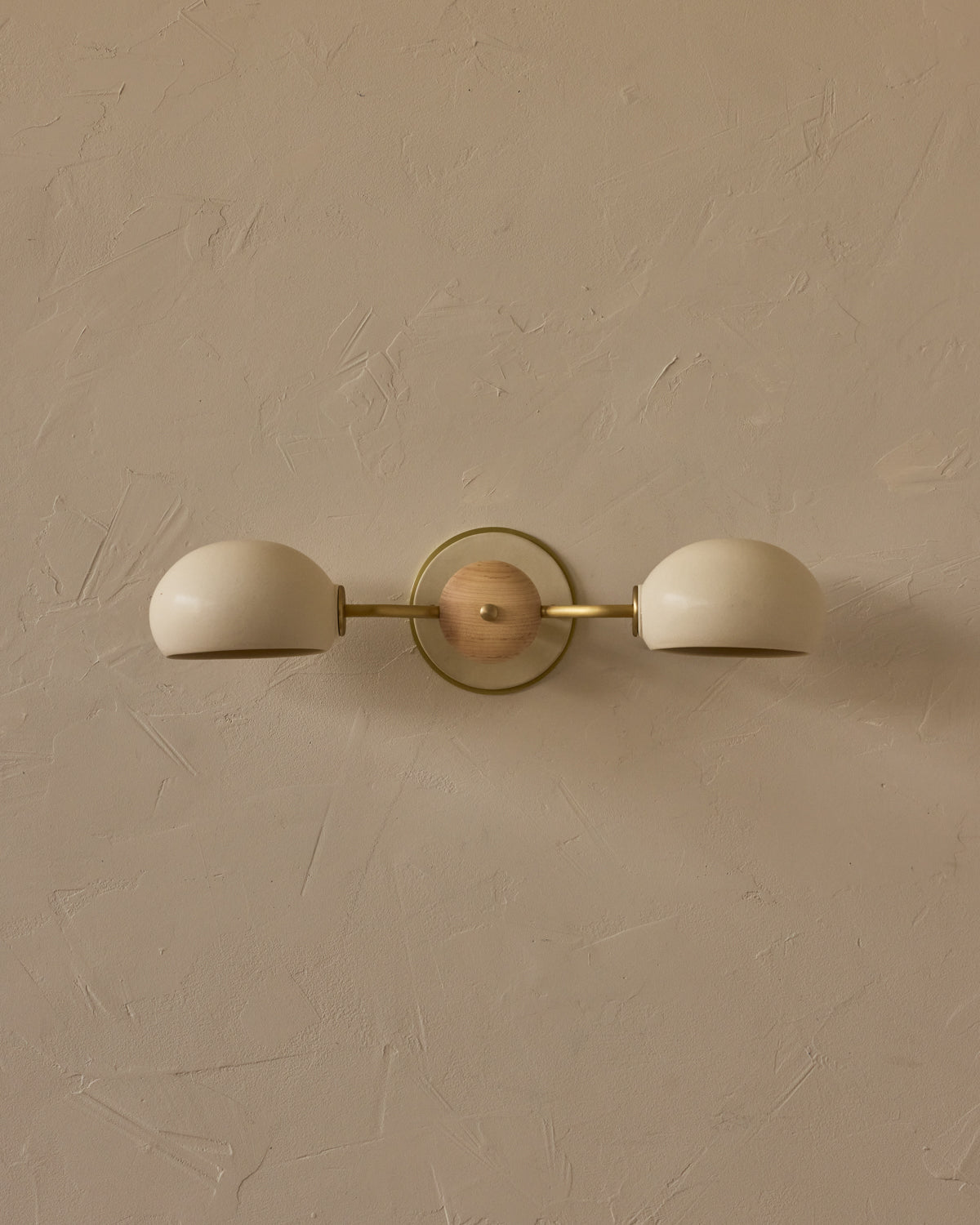 #ceramic-finish_dove #metal-finish_satin brass #wood-finish_clear maple