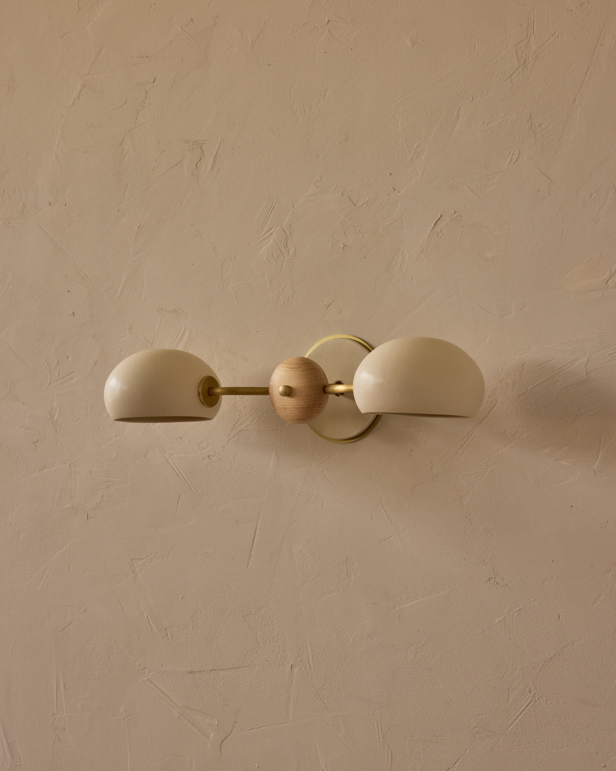 #ceramic-finish_dove #metal-finish_satin brass #wood-finish_clear maple