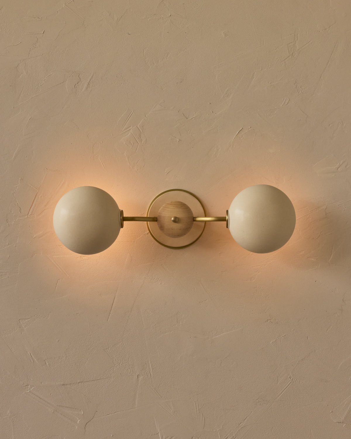 #ceramic-finish_dove #metal-finish_satin brass #wood-finish_clear maple