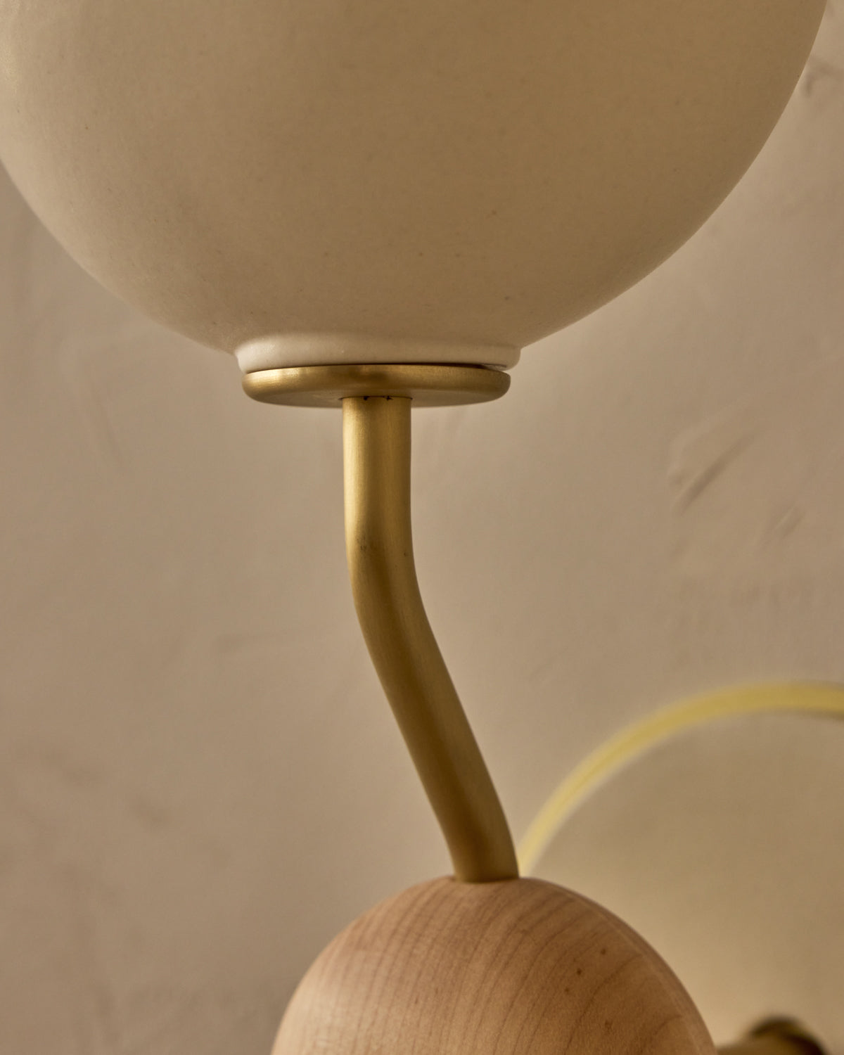 #ceramic-finish_dove #metal-finish_satin brass #wood-finish_clear maple