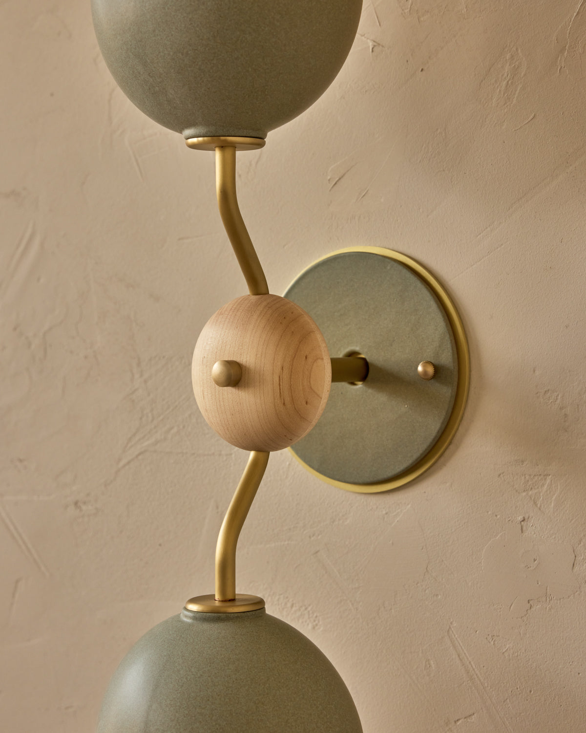 #ceramic-finish_olivine #metal-finish_satin brass #wood-finish_clear maple