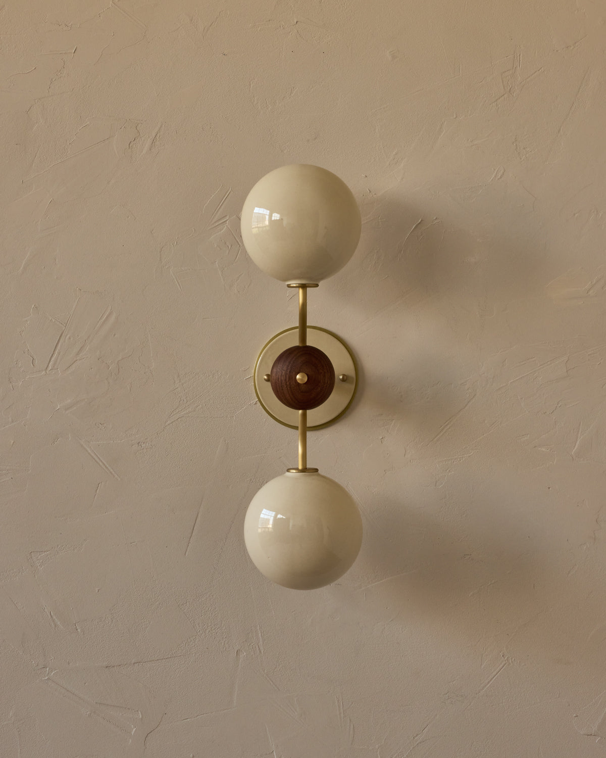 #ceramic-finish_cream #metal-finish_satin brass #wood-finish_black walnut