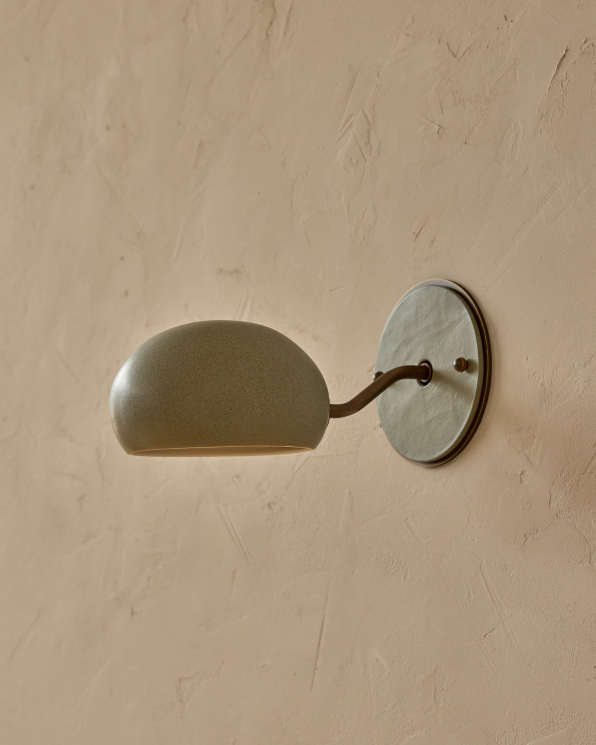 #ceramic-finish_olivine #metal-finish_antique brass