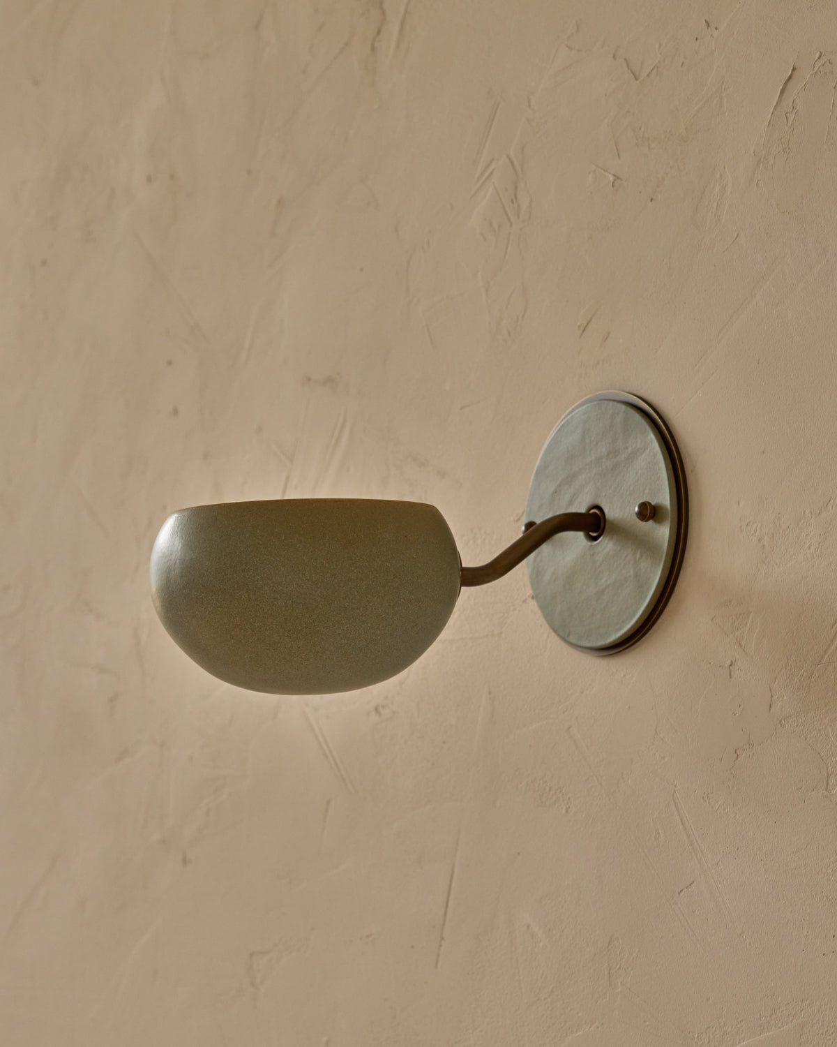 #ceramic-finish_olivine #metal-finish_antique brass