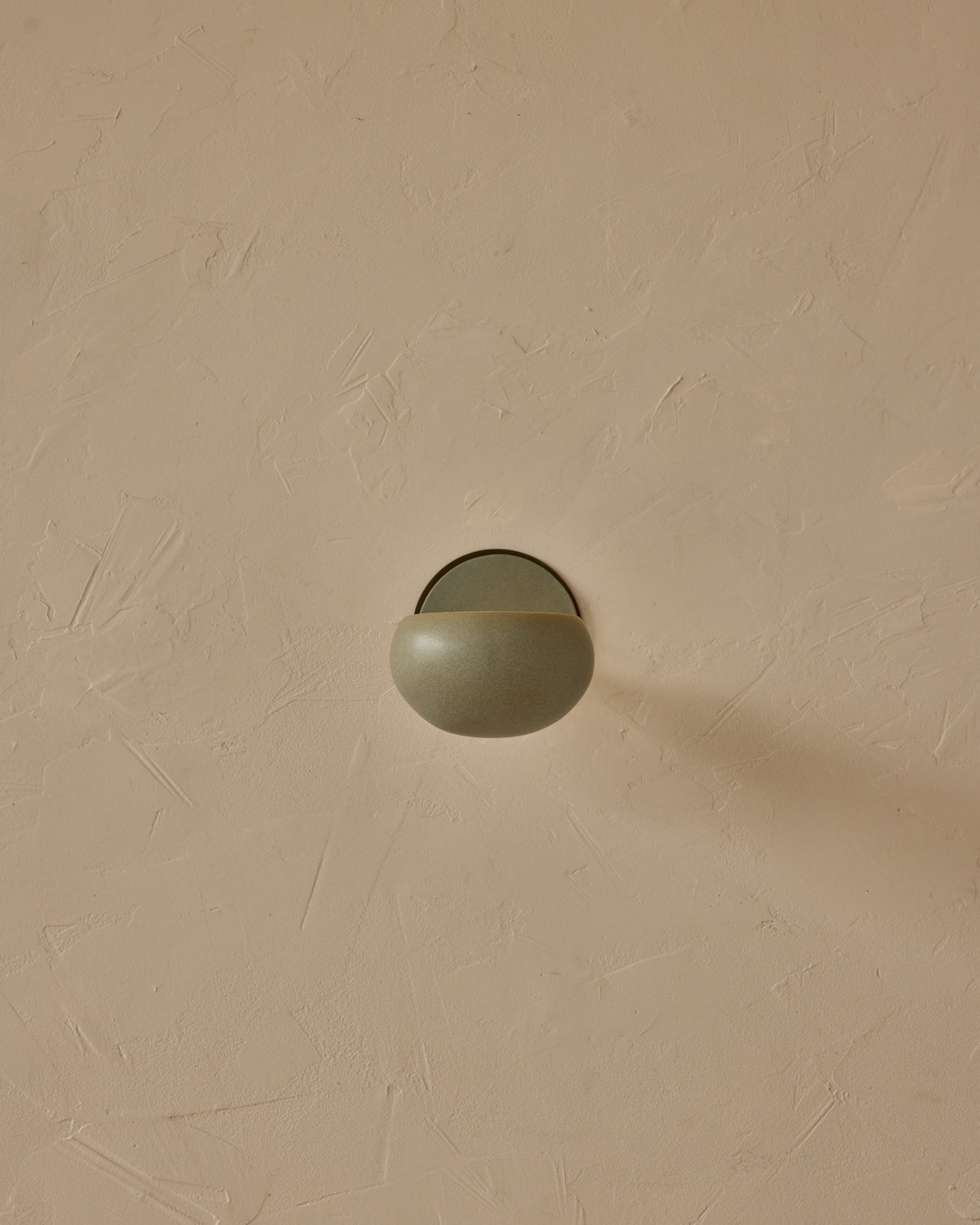 #ceramic-finish_olivine #metal-finish_antique brass