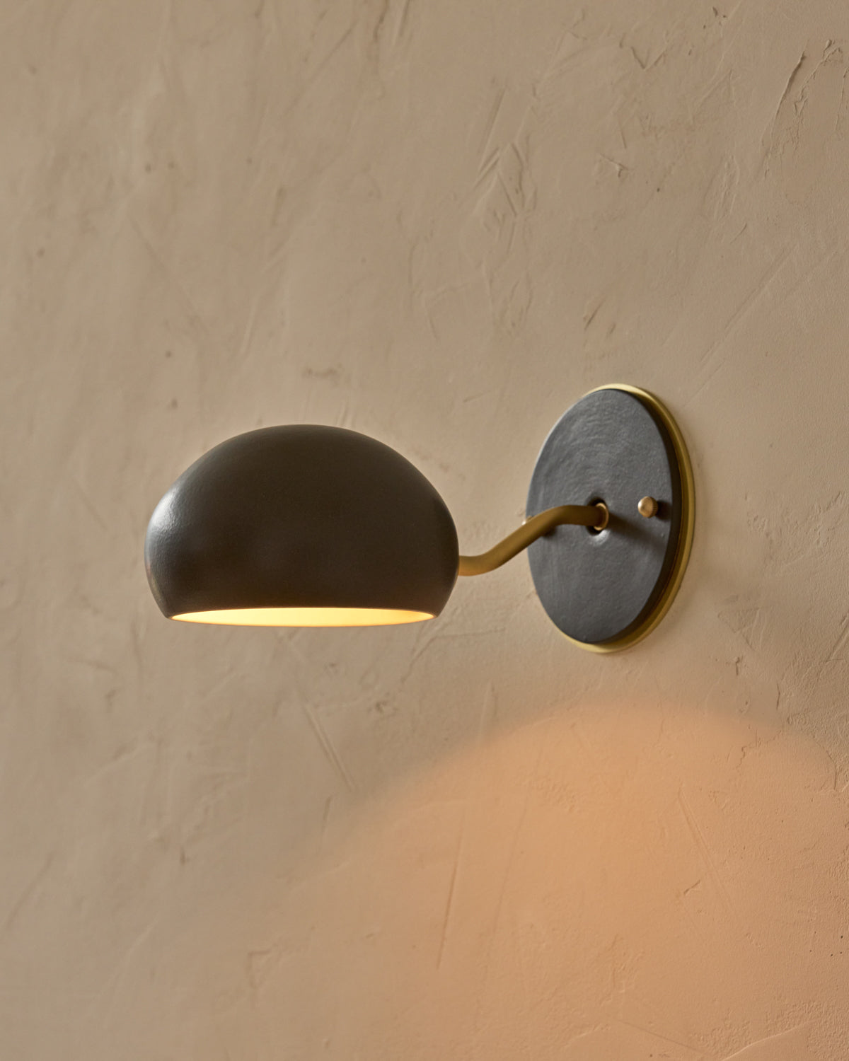 #ceramic-finish_almost black #metal-finish_satin brass