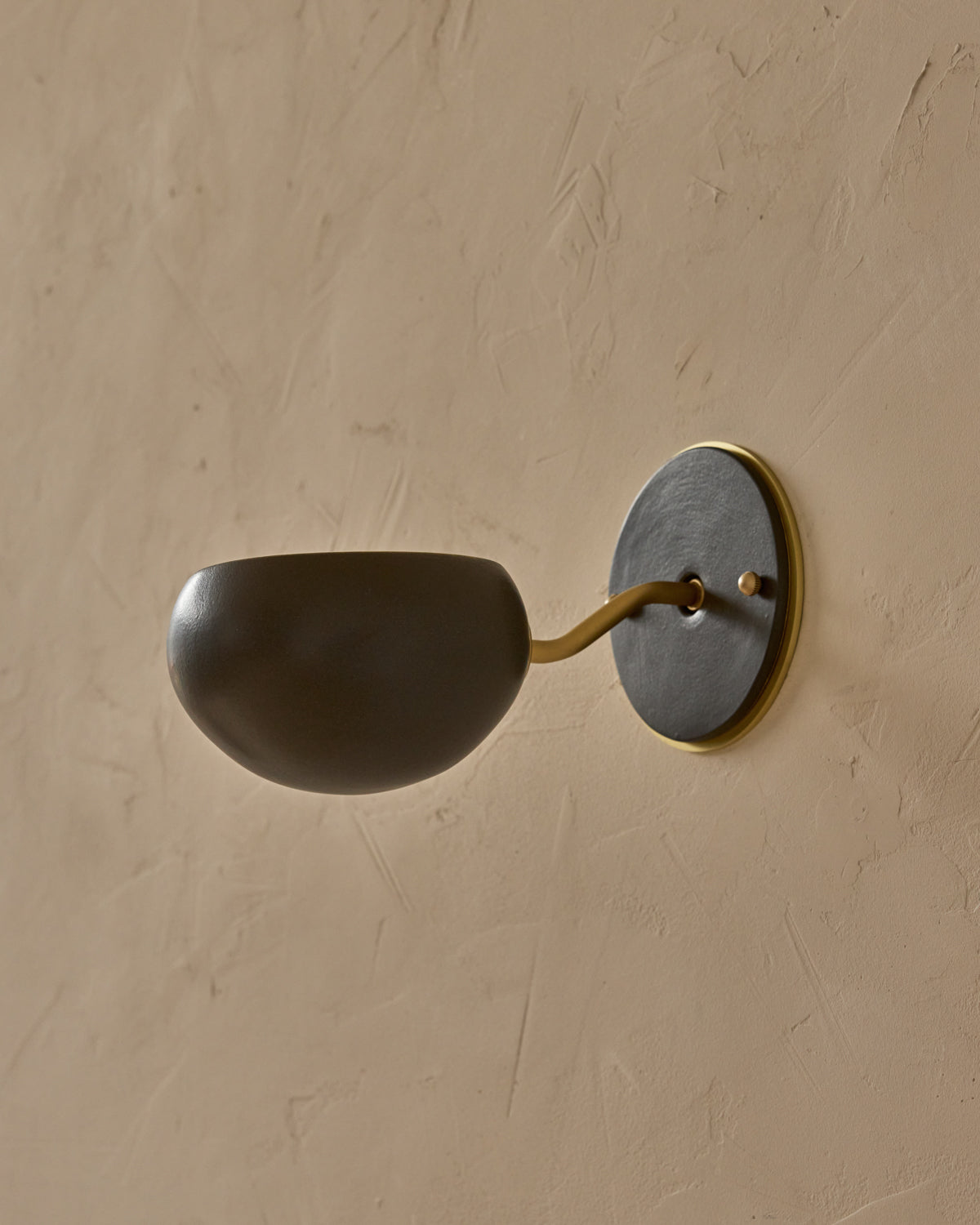 #ceramic-finish_almost black #metal-finish_satin brass