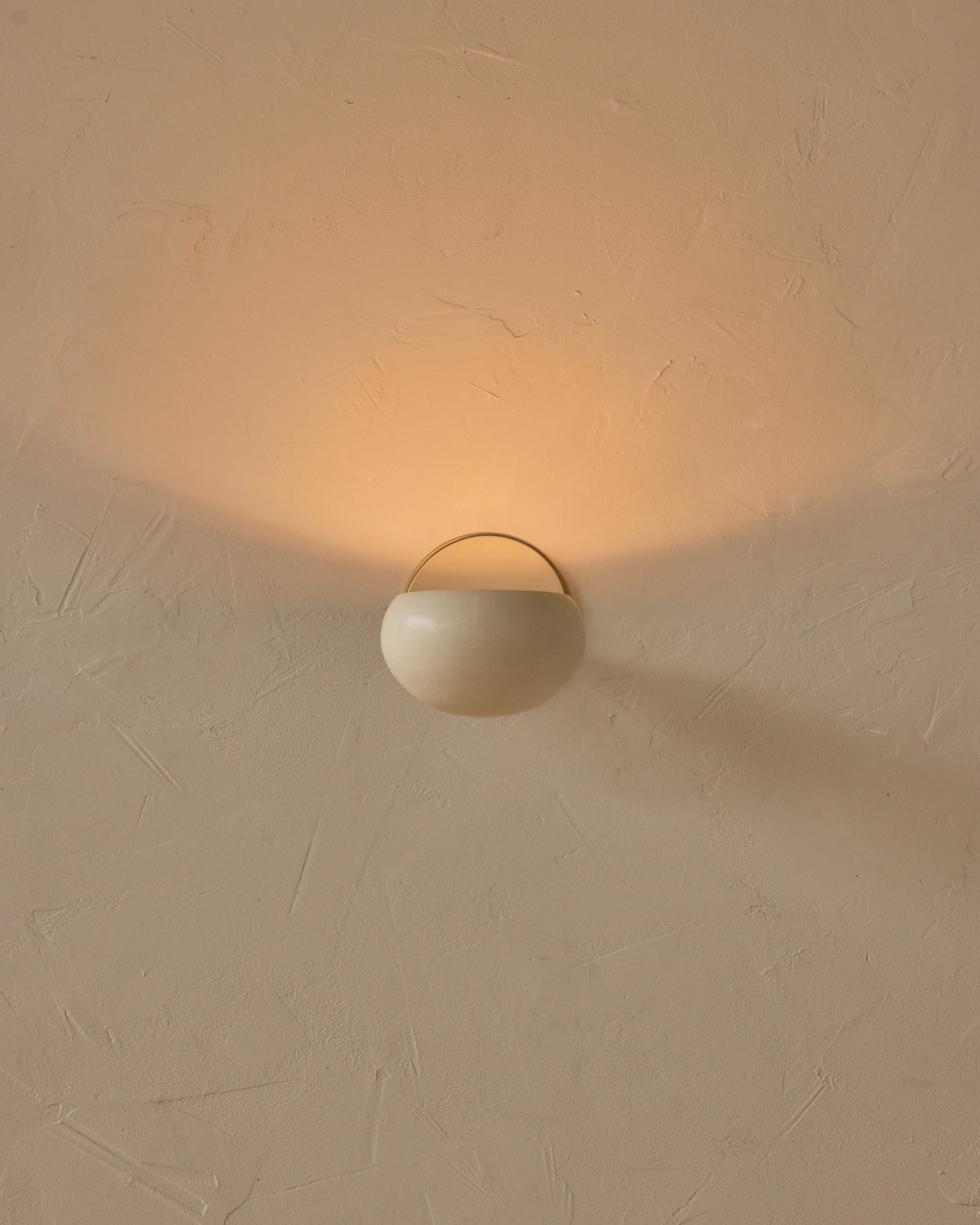 #ceramic-finish_dove #metal-finish_satin brass