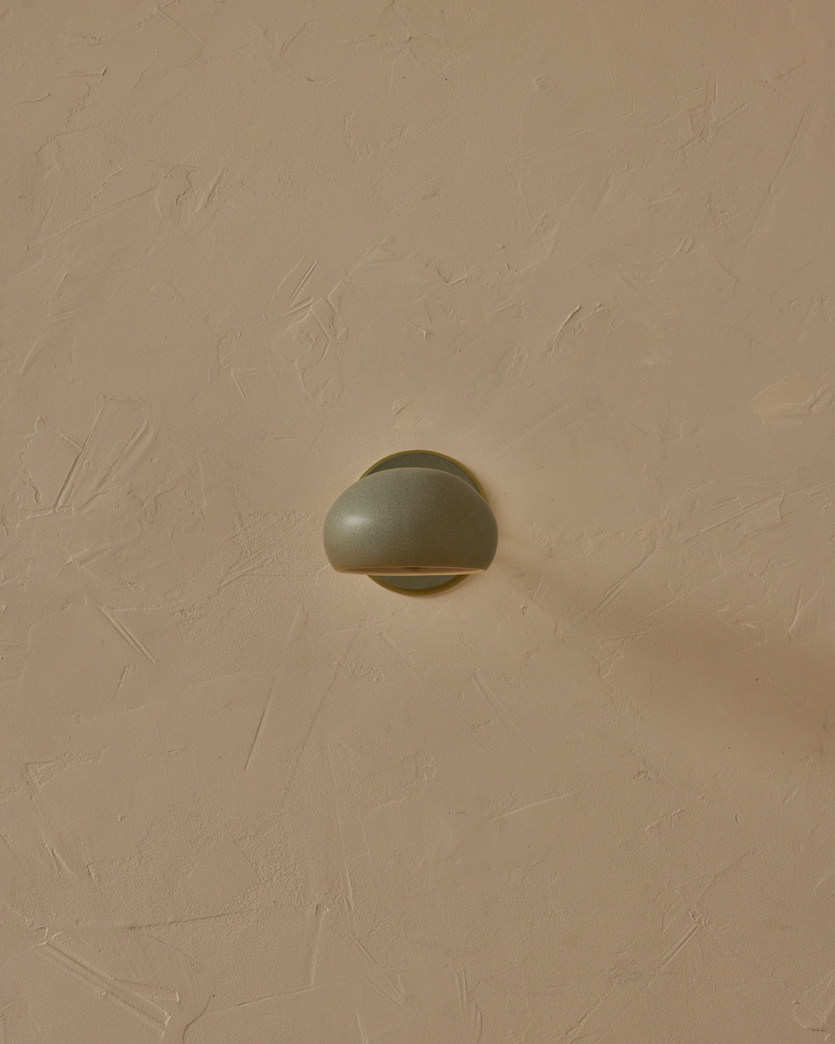 #ceramic-finish_olivine #metal-finish_satin brass