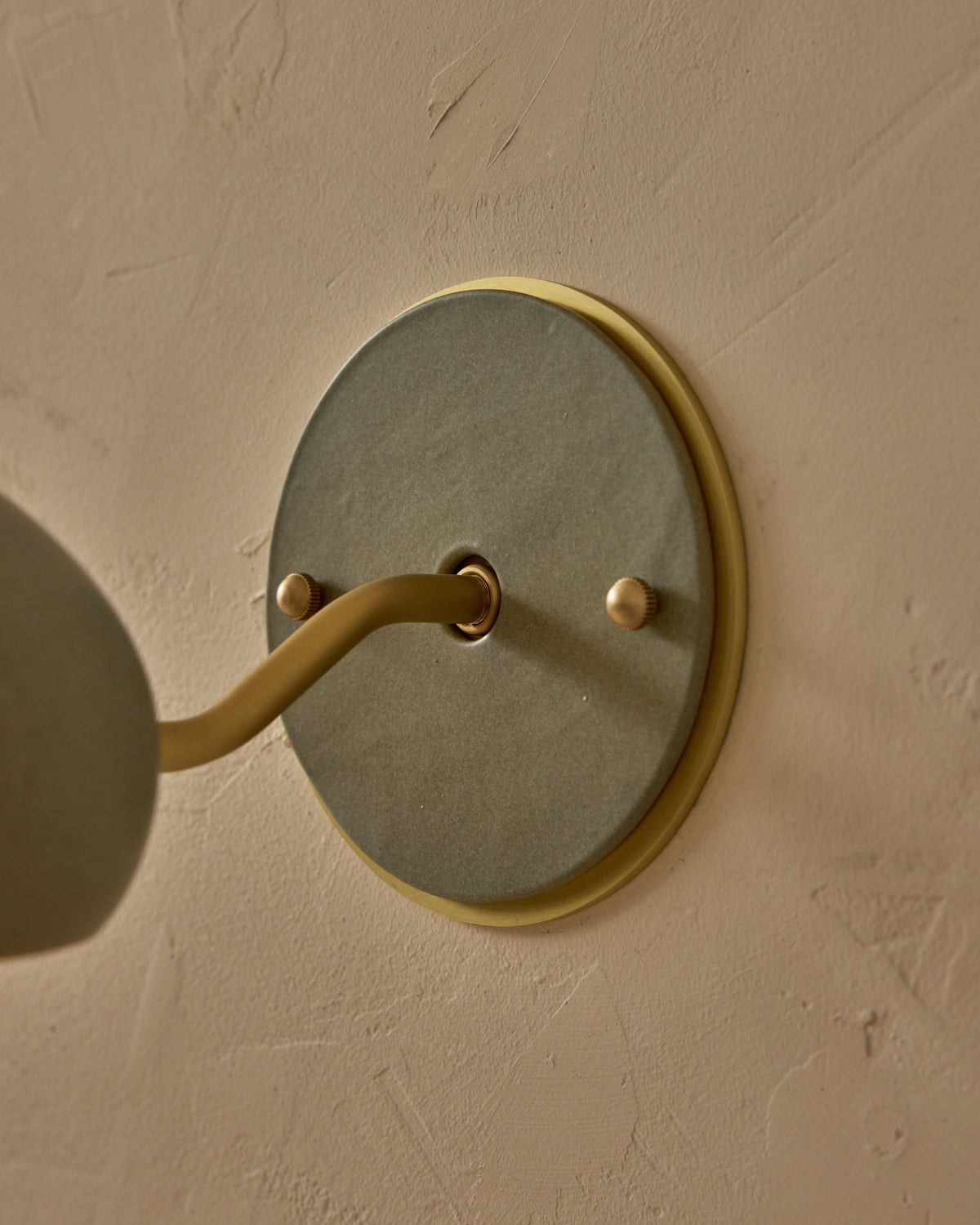 #ceramic-finish_olivine #metal-finish_satin brass