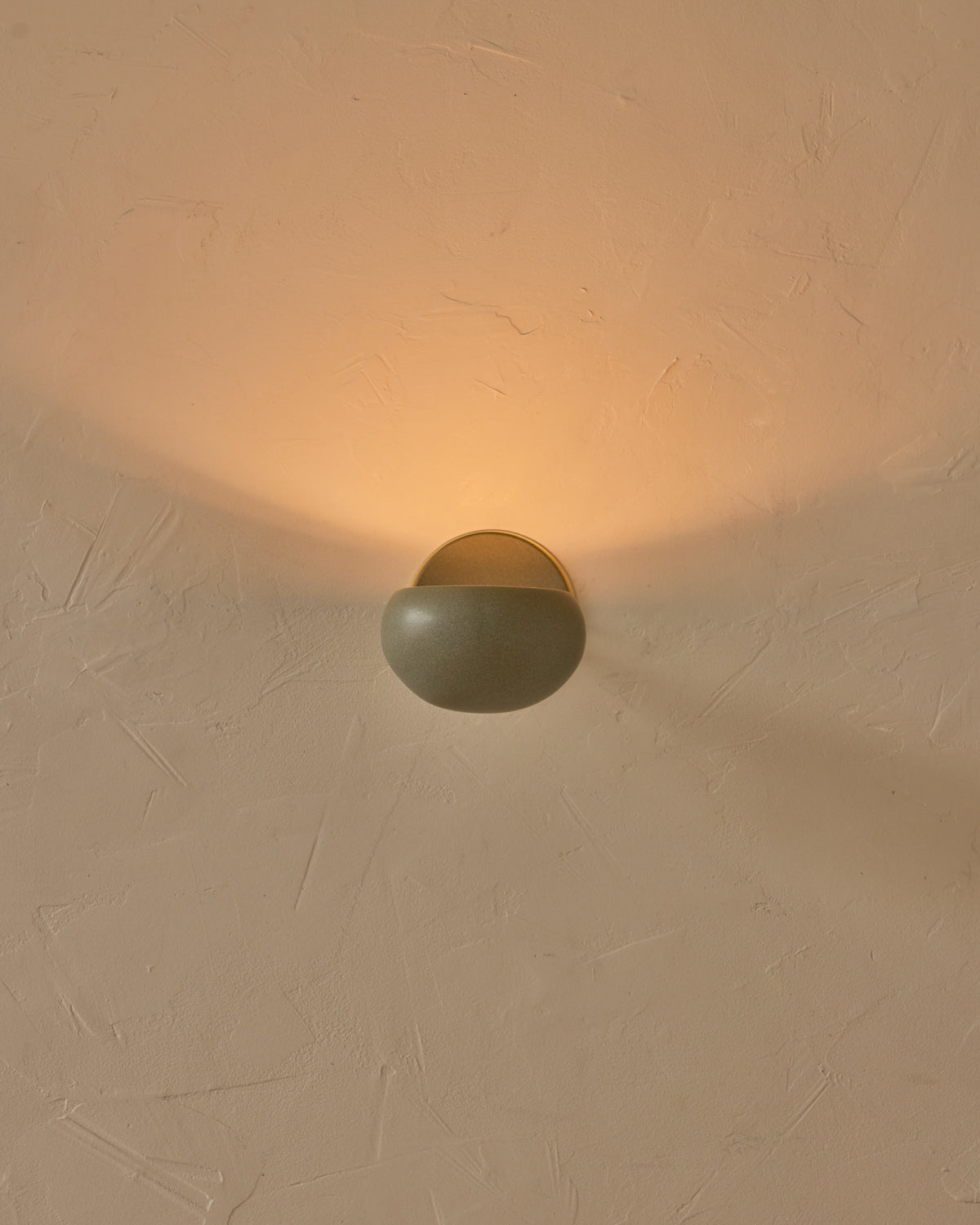 #ceramic-finish_olivine #metal-finish_satin brass