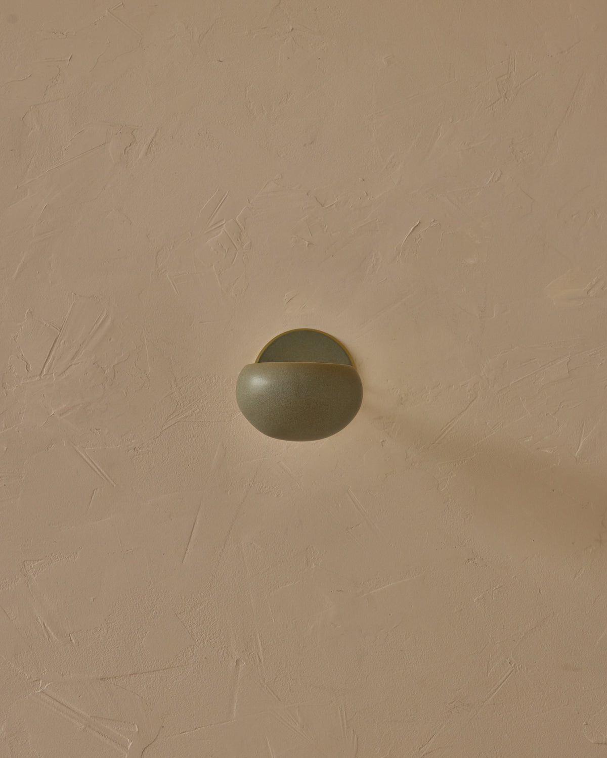 #ceramic-finish_olivine #metal-finish_satin brass