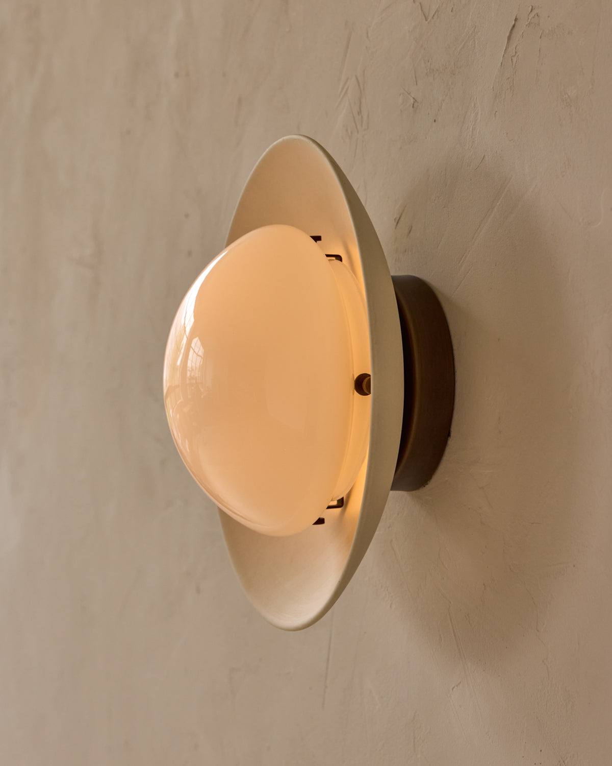 #shade-finish_biscuit ceramic #metal-finish_antique brass