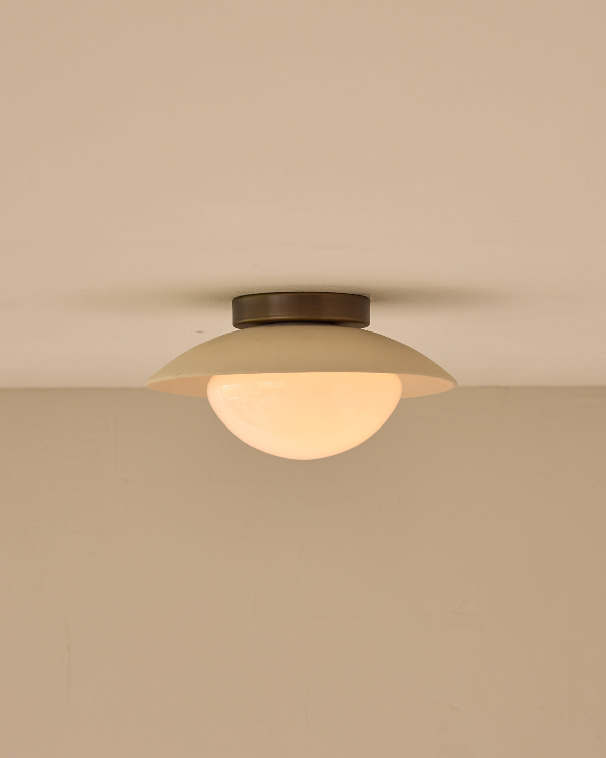 #shade-finish_biscuit ceramic #metal-finish_antique brass