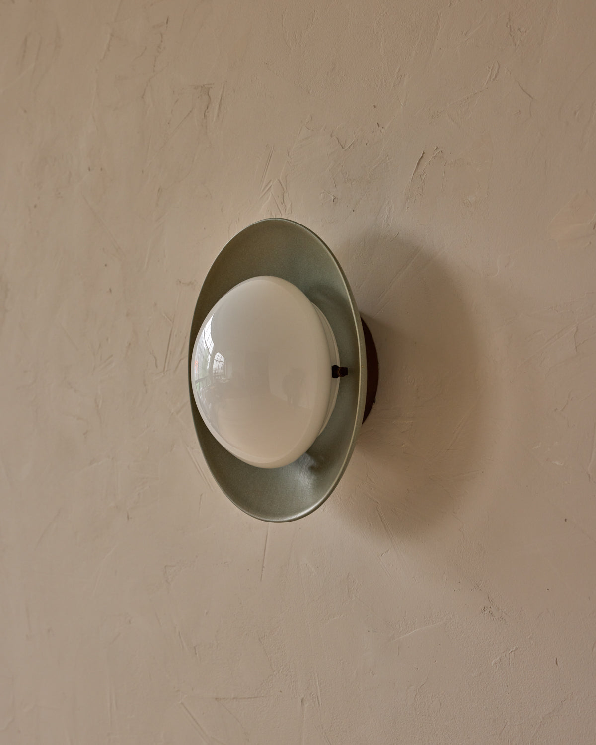 #shade-finish_olivine ceramic #metal-finish_antique brass