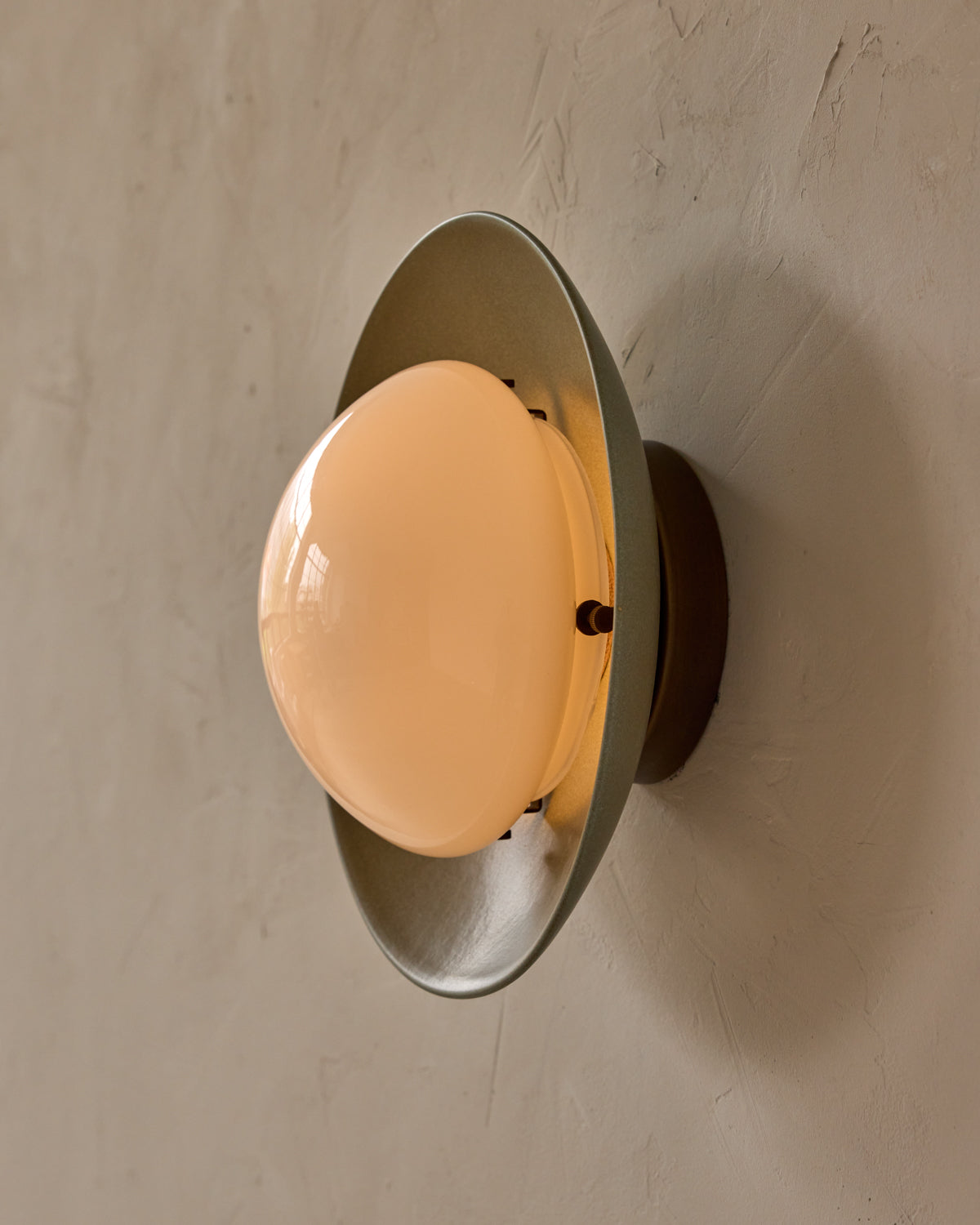 #shade-finish_olivine ceramic #metal-finish_antique brass