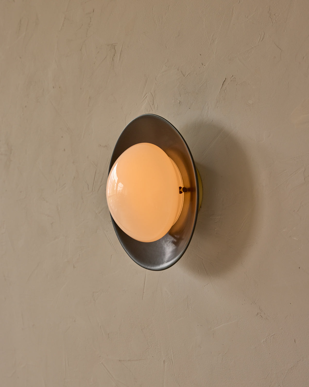 #shade-finish_almost black ceramic #metal-finish_satin brass