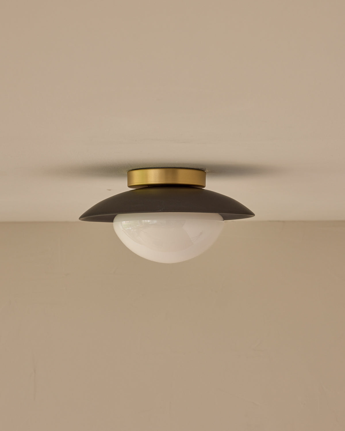 #shade-finish_almost black ceramic #metal-finish_satin brass