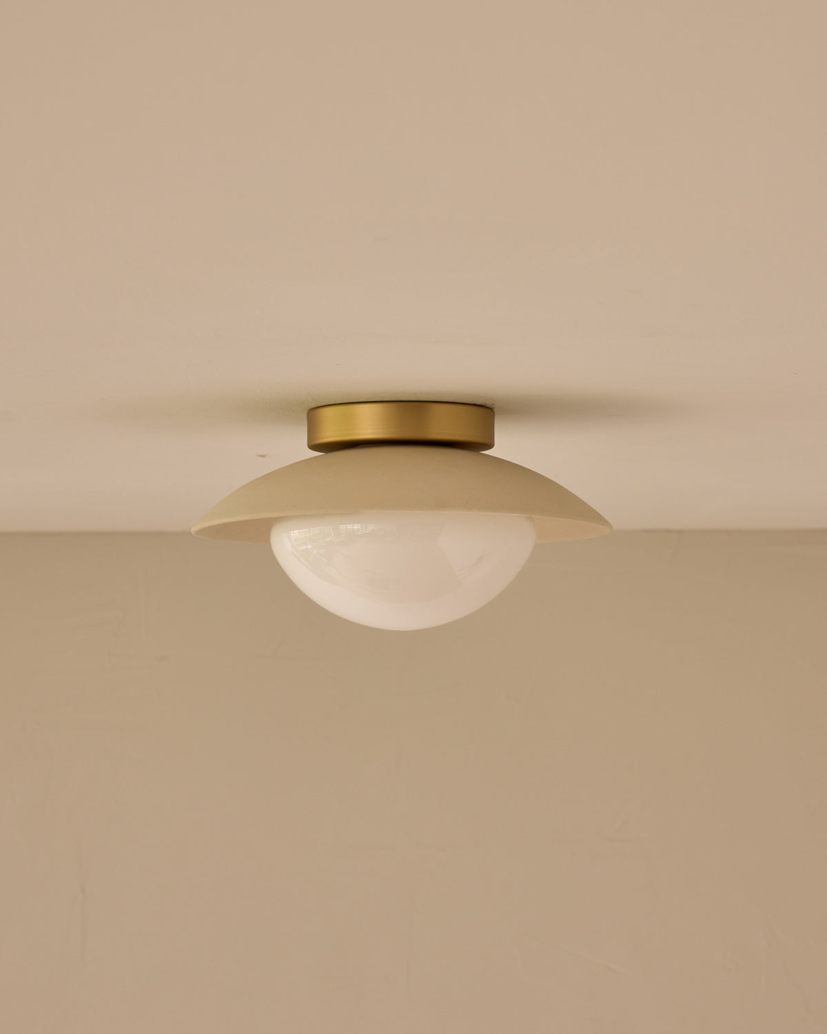 #shade-finish_biscuit ceramic #metal-finish_satin brass