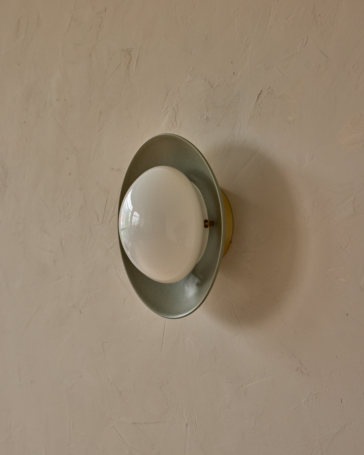 #shade-finish_olivine ceramic #metal-finish_satin brass