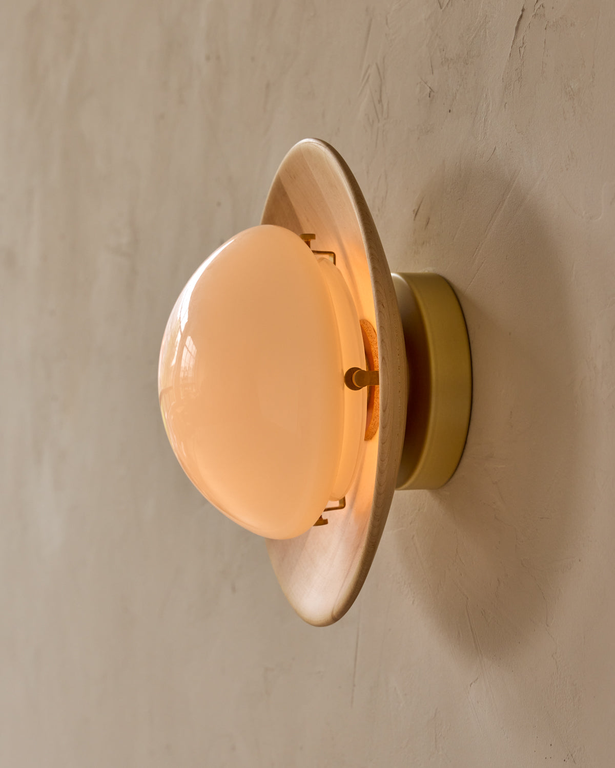 #shade-finish_natural maple #metal-finish_satin brass