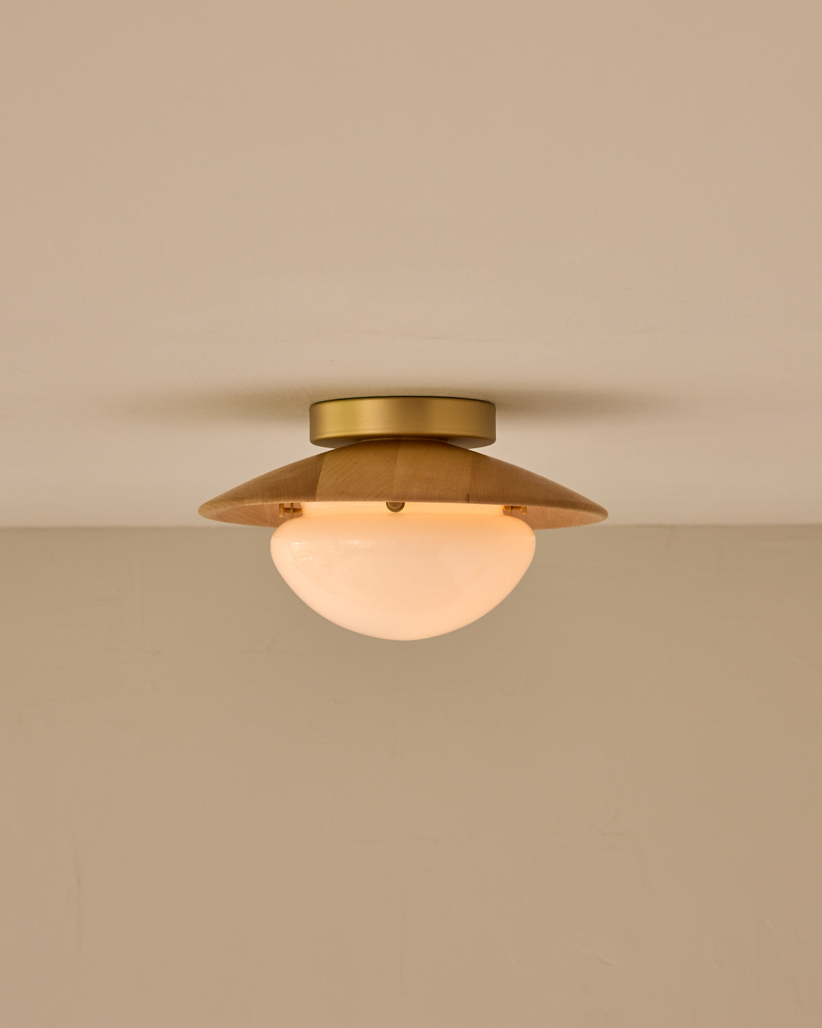 #shade-finish_natural maple #metal-finish_satin brass