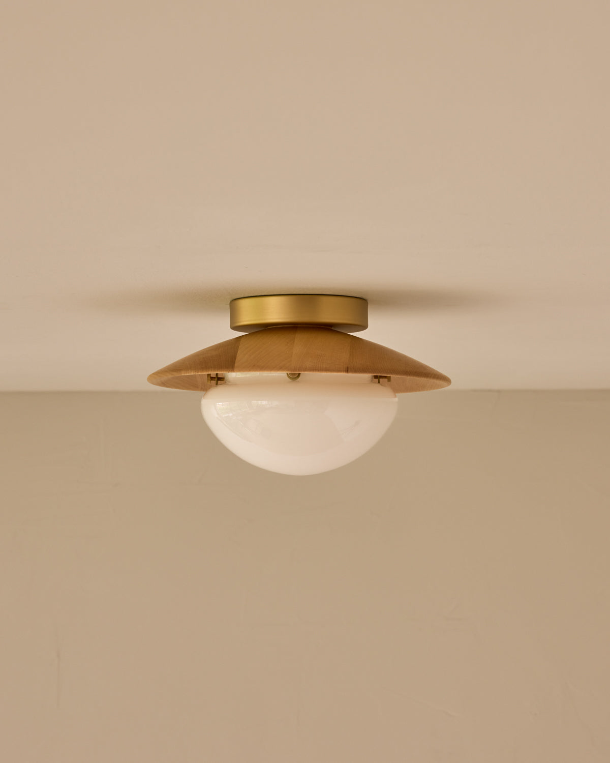 #shade-finish_natural maple #metal-finish_satin brass