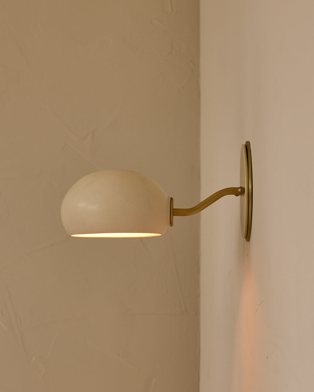 #ceramic-finish_dove #metal-finish_satin brass