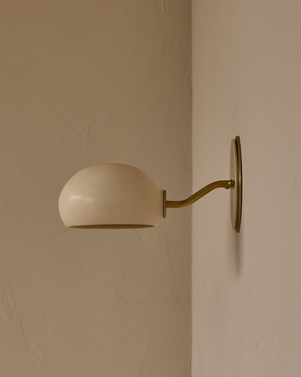 #ceramic-finish_dove #metal-finish_satin brass