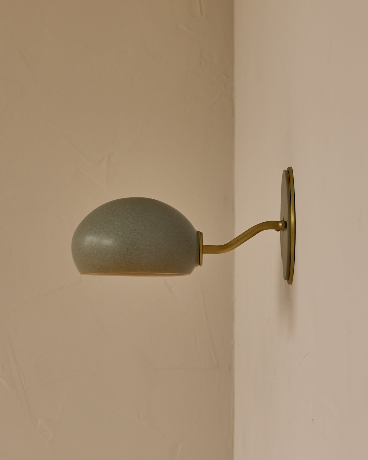 #ceramic-finish_olivine #metal-finish_satin brass