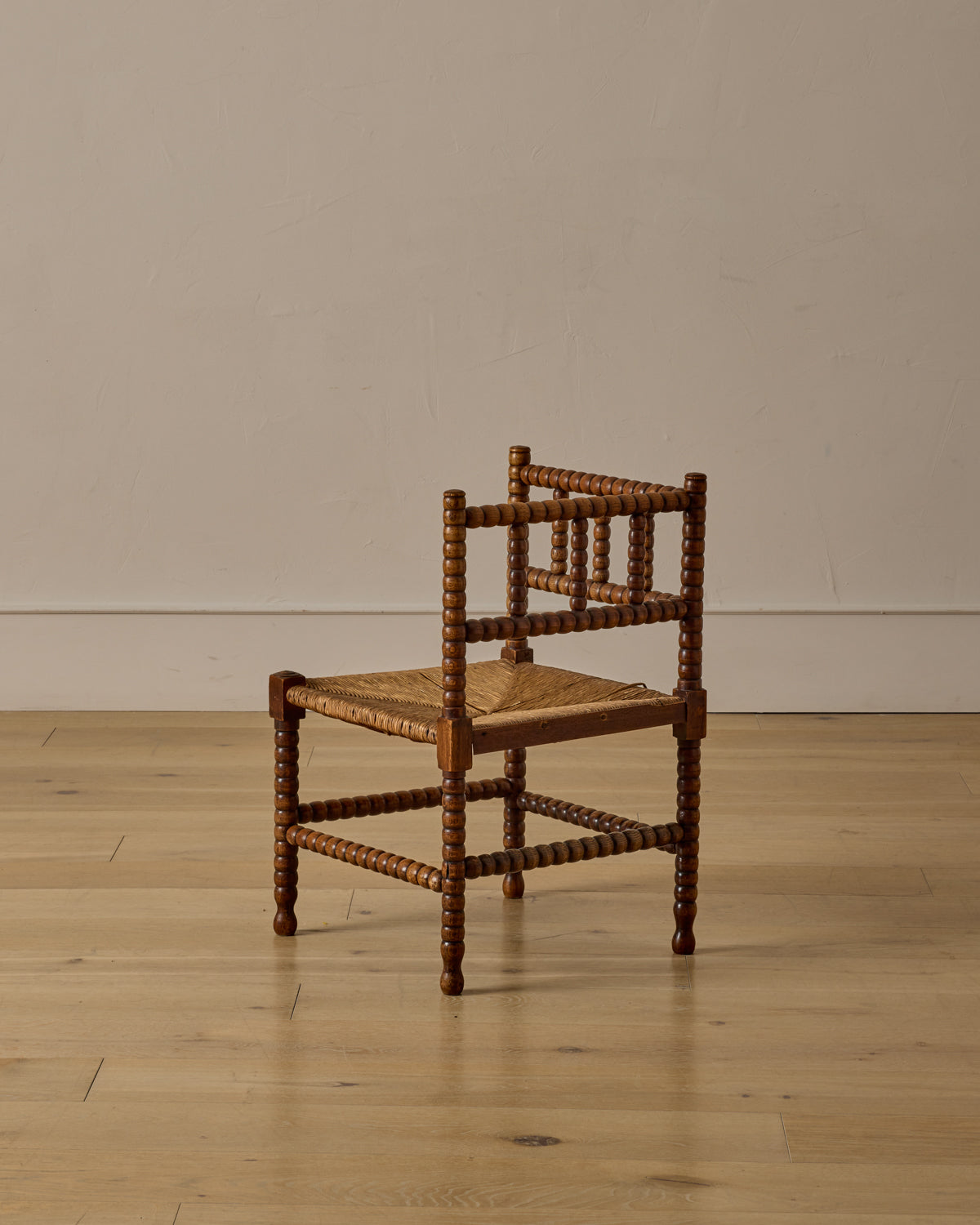 Corner Rounded Bobbin Chair