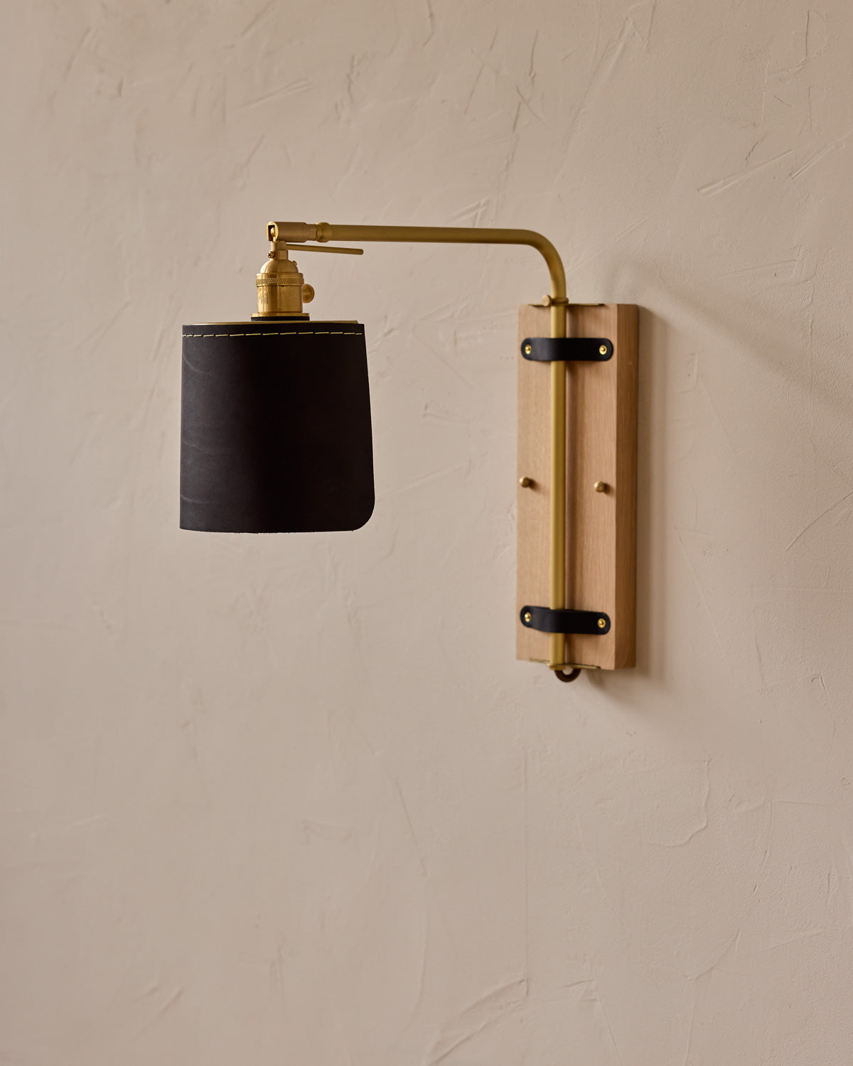 #leather-finish_black harness #wood-finish_white oak #wiring_hardwired