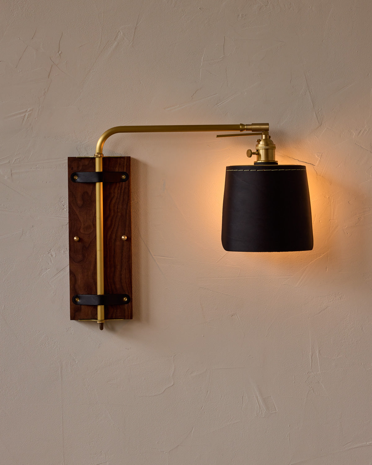 #leather-finish_black harness #wood-finish_black walnut #wiring_hardwired
