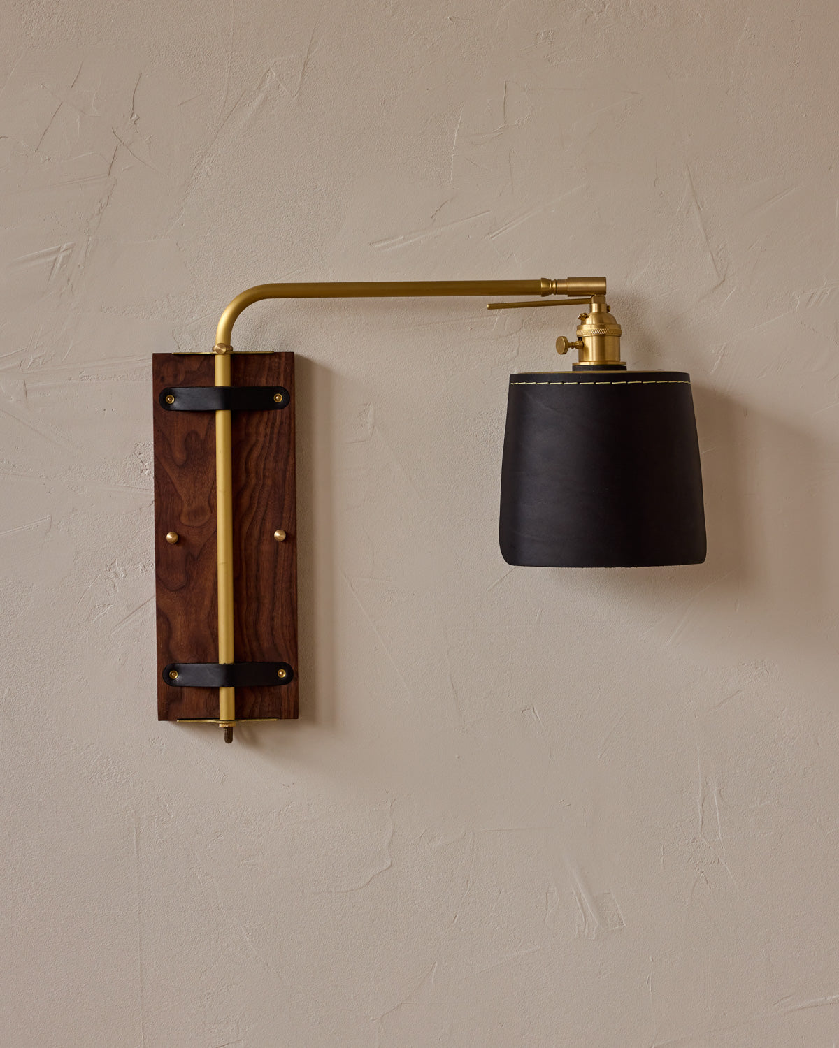 #leather-finish_black harness #wood-finish_black walnut #wiring_hardwired