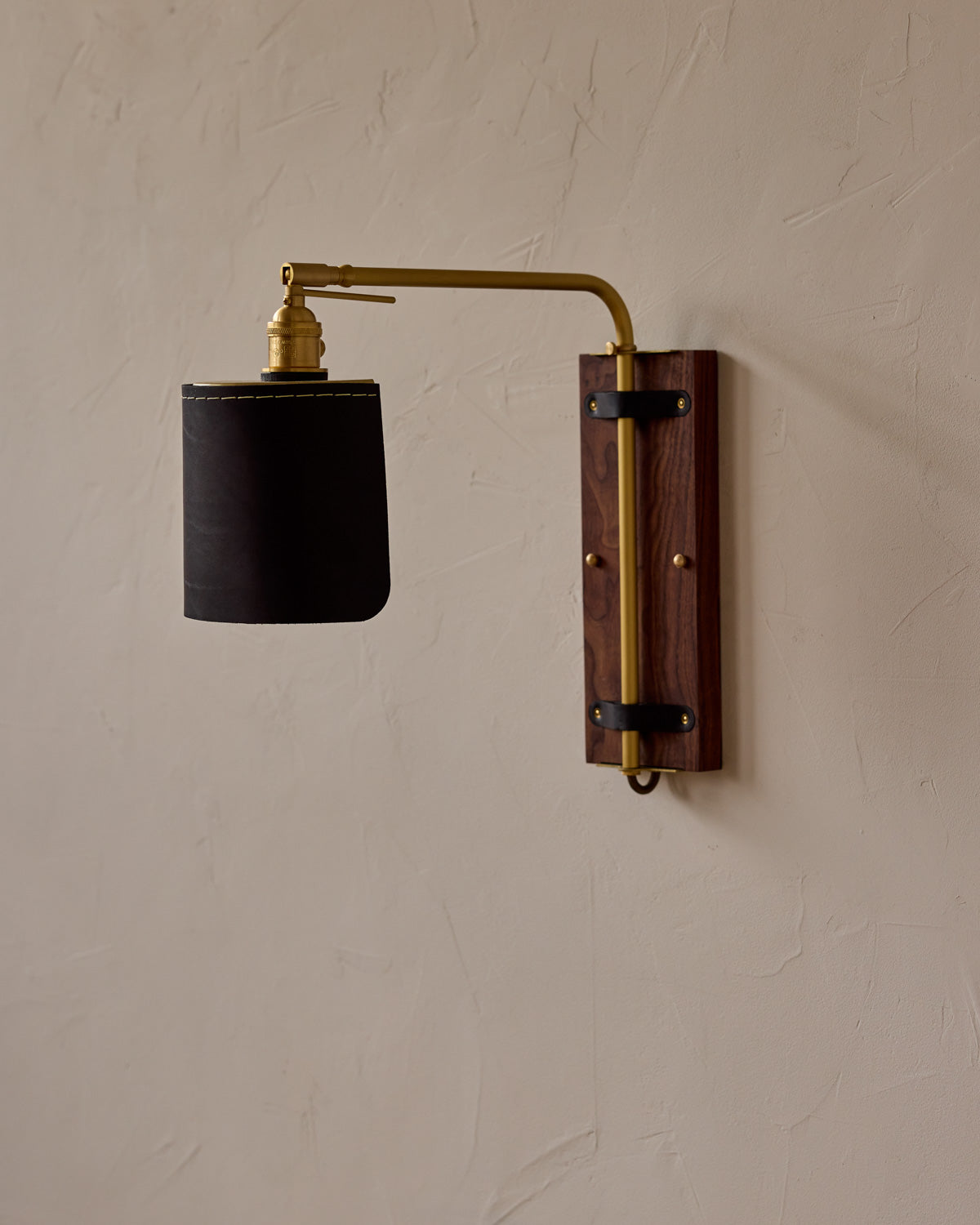 #leather-finish_black harness #wood-finish_black walnut #wiring_hardwired