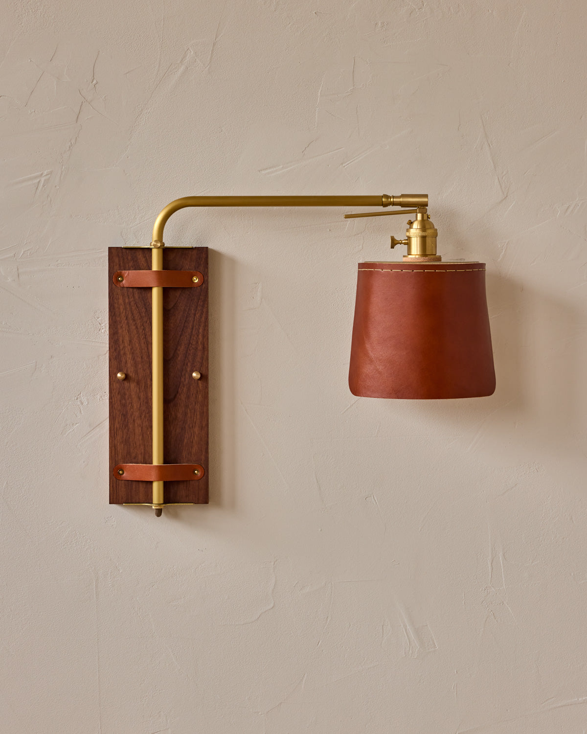 #leather-finish_tan harness #wood-finish_black walnut #wiring_hardwired