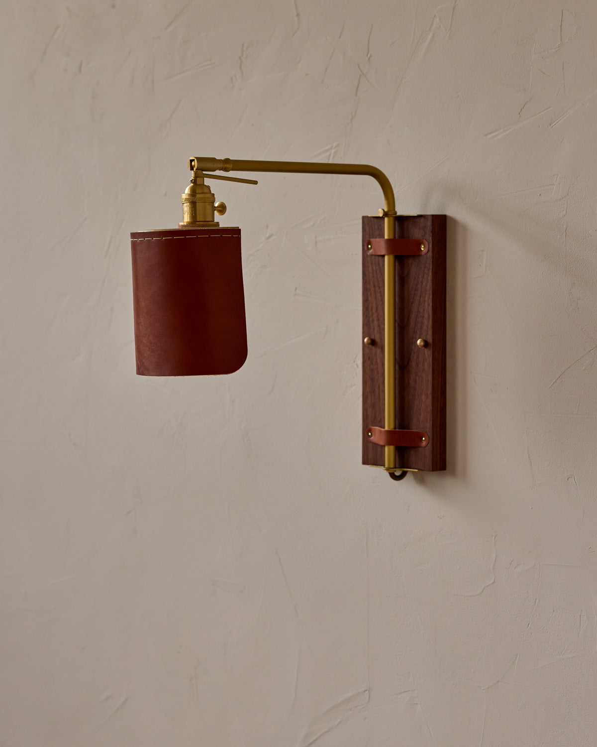 #leather-finish_tan harness #wood-finish_black walnut #wiring_hardwired
