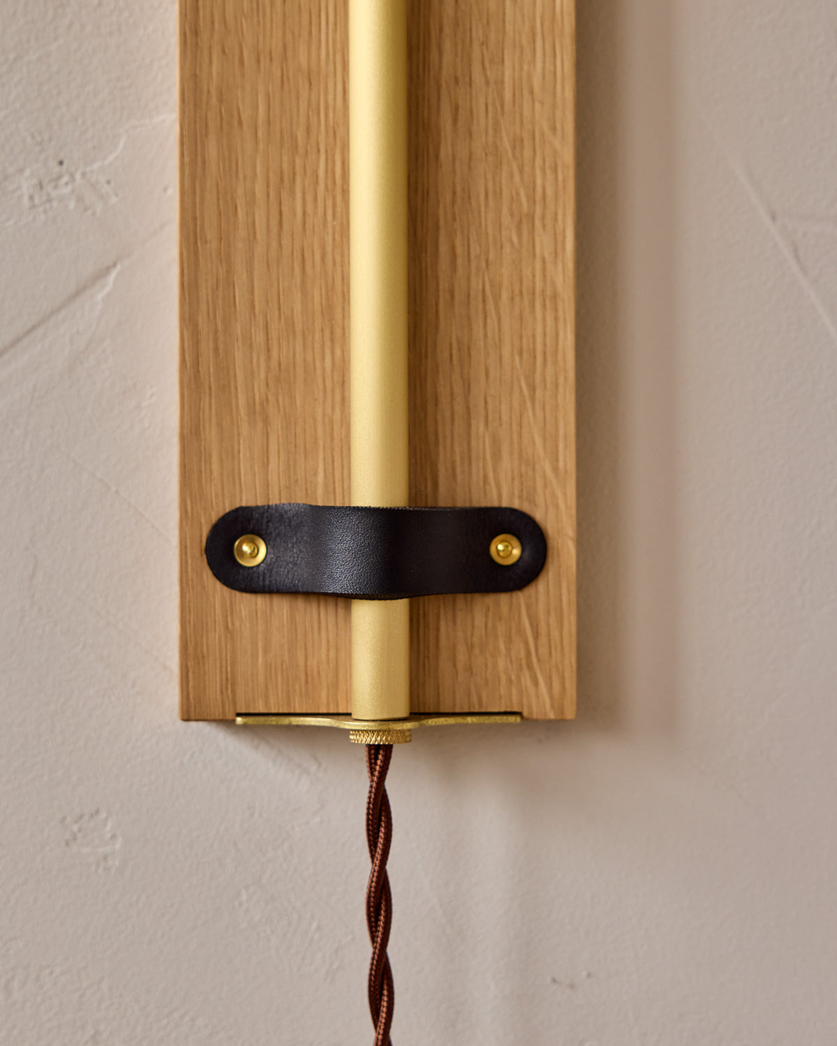 #leather-finish_black harness #wood-finish_white oak #wiring_plug-in