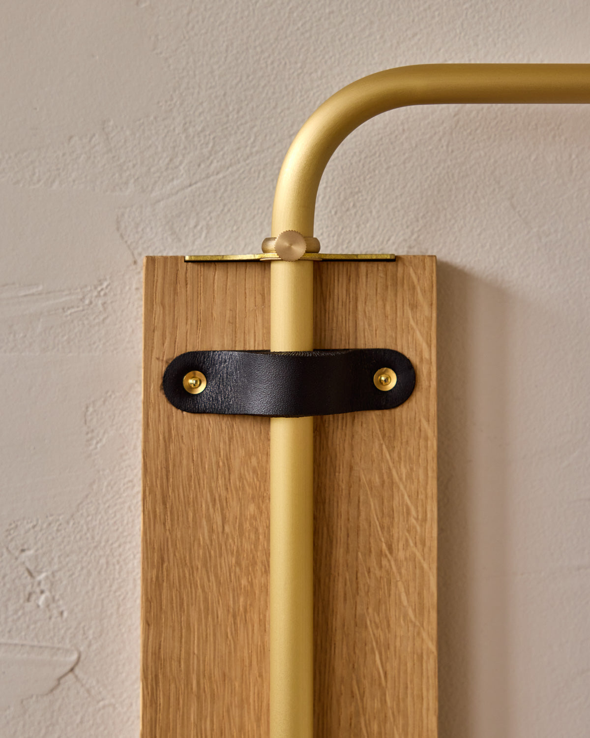 #leather-finish_black harness #wood-finish_white oak #wiring_plug-in